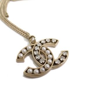 ✨NEW✨ Chanel pearl & crystal pendant necklace